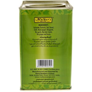 فواید دارویی و درمانی پودر کاری برای بدن 1. ضد التهابی قوی با توجه به اینکه پودر کاری حاوی ادویه جاتی مانند زردچوبه، پودر تخم گشنیز و فلفل قرمز است، جای تعجب نیست که این ادویه مزایای ضد التهابی قوی داشته باشد. زردچوبه که یکی از اصلی ترین ادویه های موجود در پودر کاری است حاوی رنگدانه ای به نام کورکومین است. کورکومین به دلیل توانایی در مبارزه با التهاب به وسیله ی تنظیم مقدار پروتئین های التهابی مانند اینترلوکین 6 (IL-6) و فاکتور نکروز توموری آلفا (TNF-α) شناخته شده است. تحقیقات نشان داده که زردچوبه و کورکومین جدا شده از آن برای تسکین علائم بیماری های التهابی مانند آرتریت روماتوئید، استئو آرتریت و بیماری التهابی روده مفید می باشند. سایر ادویه جاتی که معمولا در پودر کاری وجود دارند از جمله فلفل قرمز و پودر گشنیز هم اثرات ضد التهابی دارند؛ فلفل تند حاوی ترکیبی به نام کپسایسین است که به عنوان یک عامل ضد التهابی قدرتمند عمل می کند. گشنیز از زمان های بسیار قدیم به عنوان یک ماده ضد التهاب در طب سنتی مورد استفاده قرار گرفته است و تحقیقات بر روی جوندگان نشان می دهد که درمان با این ادویه ممکن است علائم بیماری های التهابی روده را کاهش دهد. 2. سلامت قلب مصرف پودر کاری از چندین طریق ممکن است به سلامت قلب کمک کند. به عنوان مثال، تحقیقات نشان داده اند که ترکیب ادویه های پودر کاری ممکن است جریان خون و عملکرد رگ های خونی را بهبود بخشد که به نوبه خود ممکن است خطر بیماری های قلبی را کاهش دهند. یک مطالعه کوچک بر روی 14 مرد نشان داده که خوردن 6.3 اونس (180 گرم) وعده غذایی حاوی پودر کاری، جریان خون در سرخرگ بازویی – اصلی ترین منبع خون بازو – را بهبود می بخشد. این اثر به مقادیر بالای آنتی اکسیدان های موجود در پودر کاری نسبت داده شده است. یک مطالعه دیگر در بیش از 100000 نفر نشان داده افرادی که 2-3 بار در ماه و یک بار در هفته غذا های حاوی پودر کاری مصرف می کردند سطح تری گلیسیرید خون آن ها به طور قابل توجهی پایین تر از افرادی است که کمتر از یک بار در ماه کاری را مصرف می کردند. 3. سرطان بسیاری از ادویه های موجود در پودر کاری دارای خاصیت ضد سرطان هستند. بسیاری از مطالعات آزمایشگاهی نشان داده اند که زردچوبه ممکن است با سلول های سرطانی خاصی مبارزه کند. کورکومین، ترکیب اصلی فعال در زردچوبه دارای خواص ضد سرطان در بدن است. کورکومین مرگ سلول های سرطانی را القا کرده و با سرکوب مسیر های خاص سیگنالینگ در بدن، گسترش سلول های سرطانی را مهار می کند. تحقیقات به طور مشابه نشان داده اند که سایر ادویه جات موجود در کاری مانند پودر فلفل قرمز، گشنیز و زیره نیز ممکن است اثرات ضد سرطانی قدرتمندی داشته باشند. 4. منبع غنی آنتی اکسیدان ها آنتی اکسیدان ها ترکیباتی هستند که خطر آسیب سلولی ناشی از رادیکال های آزاد را کاهش می دهند. فعالیت زیاد رادیکال های آزاد در بدن می تواند منجر به استرس اکسیداتیو شود، شرایطی که با بیماری های مزمن مانند بیماری های قلبی، سرطان و زوال عقل همراه است. خوردن غذا های سرشار از آنتی اکسیدان می تواند اثرات استرس اکسیداتیو را کاهش داده و خطر بیماری را از بین ببرد. پودر کاری حاوی مقدار زیادی آنتی اکسیدان مانند کورکومین، کورستین، پینن، لوتئین، زاکسانتین و کومینال است. یک مطالعه کوچک بر روی 17 مرد نشان داده که خوردن وعده های غذایی حاوی 6-12 گرم پودر کاری، آلانتوئین که یک نشانگر استرس اکسیداتیو است را کاهش می دهد. بنابراین افزودن پودر کاری سرشار از آنتی اکسیدان به وعده های غذایی ممکن است به کاهش استرس اکسیداتیو و خطر بیماری کمک کند. 5. قند خون و دیابت یک مطالعه در بیش از 100000 نفر نشان داده افرادی که مقادیر متوسط ​​کاری را مصرف می کنند، میزان قند خون آن ها به میزان قابل توجهی پایین تر از افرادی است که کاری را کمتر از یک بار در ماه مصرف می کنند. 6. سلامت مغز تحقیقات انسانی و حیوانی نشان داده که کورکومین، ترکیب اصلی موجود در زردچوبه می تواند نشانگر های زوال عقل را به طور قابل توجهی از بین برده و خطر ابتلا به بیماری آلزایمر را کاهش دهد. زردچوبه احتمالا با ارزش ترین ادویه پودر کاری است که حاوی ترکیب کورکومین است. کورکومین با تقویت سیستم ایمنی بدن به کاهش پلاک هایی که در مسیر های عصبی مغز رسوب می کنند کمک کرده و از این طریق زوال عقل و احتمال ابتلا به آلزایمر را کاهش می دهد. 7. احساس سیری را افزایش می دهد در یک مطالعه مشخص شده افرادی که وعده های غذایی حاوی 6 تا 12 گرم پودر کاری استفاده می کنند گرسنگی و تمایل به غذا خوردن در آن ها کاهش پیدا می کند. 8. ضد میکروب طبیعی پودر کاری حاوی گشنیز و زیره است، آزمایش های متعدد نشان داده که هر دوی این ادویه ها دارای اثرات ضد قارچی و ضد باکتریایی قوی هستند. 9. سلامت دستگاه گوارش مطالعات انجام شده بر روی جوندگان نشان داده اند که کورکومین موجود در پودر کاری ممکن است به بهبود هضم غذا کمک کرده و علائم اختلالات گوارشی را برطرف کند. اگرچه تحقیقات بیشتری در این زمینه در مورد انسان مورد نیاز است. 10. سلامت استخوان آزمایشات بر روی حیوانات نشان داده که زردچوبه موجود در پودر کاری به تقویت استخوان ها کمک می کند و خطر ابتلا به پوکی استخوان را کاهش می دهد. 11. سمیت کبد کورکومین موجود در زردچوبه بیان ژن های خاصی را که منجر به التهاب، سرطان و رشد تومور در کبد می شوند، مهار می کند. اگرچه آزمایش های انسانی هنوز در مراحل اولیه هستند اما آزمایش بر روی حیوانات این اثر را اثبات کرده است. به خاطر داشته باشید که این مزایا بیشتر مربوط به اجزای به کار رفته در پودر کاری است و نه خود ادویه ی کاری و تحقیقات بیشتری در مورد استفاده از پودر کاری برای سلامتی مورد نیاز است. عوارض و مضرات پودر کاری سنگ کیسه صفرا تحقیقات نشان داده اند که پودر کاری باعث تحریک کیسه صفرا می شود. در واقع کاری انقباضات کیسه صفرا را تحریک می کند و این می تواند برای کسانی که سنگ کیسه صفرا یا سنگ مجاری صفراوی دارند بسیار دردناک باشد. تداخل دارویی پودر کاری ممکن است با دارو های ضد انعقاد خون تداخل دارویی داشته باشد. پودر کاری چگونه تهیه می شود؟ پودر کاری از ترکیبات بی شماری تشکیل شده است و بسته به جایی که تهیه می شود، می تواند اندکی تغییر کند. رایج ترین ترکیبات پودر کاری، زردچوبه، تخم گشنیز، هل، زیره، ریحان شیرین و فلفل قرمز هستند. برخی از مواد دیگر که گاهی در تهیه کاری استفاده می شوند دانه رازیانه، زنجبیل، پودر سیر، دارچین و دانه خردل هستند. پودر کاری از ادویه های بومی آسیای جنوبی است و استفاده از آن در قرن 19 و 20 در سایر مناطق جهان به دلیل صادرات گسترده به عنوان یک چاشنی رواج یافته است. طریقه استفاده از پودر کاری از آنجا که پودر کاری ترکیبی از ادویه هاست می توان از آن برای طعم دادن به غذا های بیشماری استفاده کرد. پودر کاری دارای عطر و طعم منحصر به فردی است، یک ادویه ی گرم که بسته به ترکیب دقیق ادویه های مورد استفاده در آن طعم شیرین و مطبوعی دارد. به یاد داشته باشید که هیچ دستور العمل دقیقی برای ترکیب پودری کاری وجود ندارد و ادویه های مورد استفاده ممکن است متفاوت باشند. برخی از آن ها از انواع فلفل های تند استفاده می کنند در حالی که برخی دیگر طعم ملایم تر و شیرین تری دارند. ادویه کاری مادرز 500 گرم Mothers 