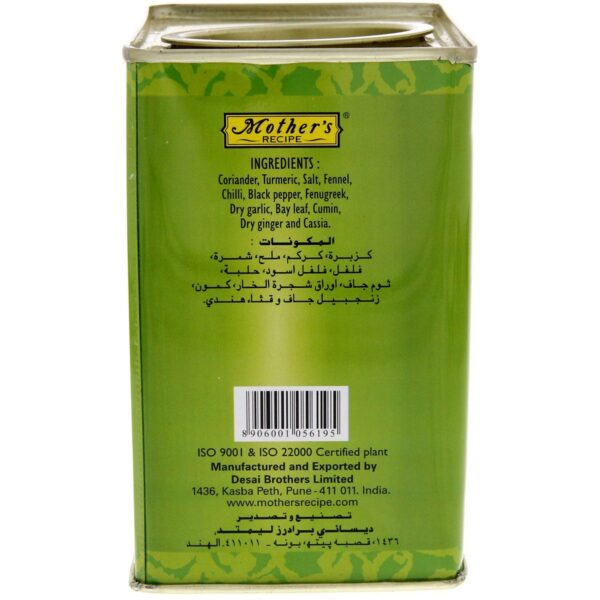 فواید دارویی و درمانی پودر کاری برای بدن 1. ضد التهابی قوی با توجه به اینکه پودر کاری حاوی ادویه جاتی مانند زردچوبه، پودر تخم گشنیز و فلفل قرمز است، جای تعجب نیست که این ادویه مزایای ضد التهابی قوی داشته باشد. زردچوبه که یکی از اصلی ترین ادویه های موجود در پودر کاری است حاوی رنگدانه ای به نام کورکومین است. کورکومین به دلیل توانایی در مبارزه با التهاب به وسیله ی تنظیم مقدار پروتئین های التهابی مانند اینترلوکین 6 (IL-6) و فاکتور نکروز توموری آلفا (TNF-α) شناخته شده است. تحقیقات نشان داده که زردچوبه و کورکومین جدا شده از آن برای تسکین علائم بیماری های التهابی مانند آرتریت روماتوئید، استئو آرتریت و بیماری التهابی روده مفید می باشند. سایر ادویه جاتی که معمولا در پودر کاری وجود دارند از جمله فلفل قرمز و پودر گشنیز هم اثرات ضد التهابی دارند؛ فلفل تند حاوی ترکیبی به نام کپسایسین است که به عنوان یک عامل ضد التهابی قدرتمند عمل می کند. گشنیز از زمان های بسیار قدیم به عنوان یک ماده ضد التهاب در طب سنتی مورد استفاده قرار گرفته است و تحقیقات بر روی جوندگان نشان می دهد که درمان با این ادویه ممکن است علائم بیماری های التهابی روده را کاهش دهد. 2. سلامت قلب مصرف پودر کاری از چندین طریق ممکن است به سلامت قلب کمک کند. به عنوان مثال، تحقیقات نشان داده اند که ترکیب ادویه های پودر کاری ممکن است جریان خون و عملکرد رگ های خونی را بهبود بخشد که به نوبه خود ممکن است خطر بیماری های قلبی را کاهش دهند. یک مطالعه کوچک بر روی 14 مرد نشان داده که خوردن 6.3 اونس (180 گرم) وعده غذایی حاوی پودر کاری، جریان خون در سرخرگ بازویی – اصلی ترین منبع خون بازو – را بهبود می بخشد. این اثر به مقادیر بالای آنتی اکسیدان های موجود در پودر کاری نسبت داده شده است. یک مطالعه دیگر در بیش از 100000 نفر نشان داده افرادی که 2-3 بار در ماه و یک بار در هفته غذا های حاوی پودر کاری مصرف می کردند سطح تری گلیسیرید خون آن ها به طور قابل توجهی پایین تر از افرادی است که کمتر از یک بار در ماه کاری را مصرف می کردند. 3. سرطان بسیاری از ادویه های موجود در پودر کاری دارای خاصیت ضد سرطان هستند. بسیاری از مطالعات آزمایشگاهی نشان داده اند که زردچوبه ممکن است با سلول های سرطانی خاصی مبارزه کند. کورکومین، ترکیب اصلی فعال در زردچوبه دارای خواص ضد سرطان در بدن است. کورکومین مرگ سلول های سرطانی را القا کرده و با سرکوب مسیر های خاص سیگنالینگ در بدن، گسترش سلول های سرطانی را مهار می کند. تحقیقات به طور مشابه نشان داده اند که سایر ادویه جات موجود در کاری مانند پودر فلفل قرمز، گشنیز و زیره نیز ممکن است اثرات ضد سرطانی قدرتمندی داشته باشند. 4. منبع غنی آنتی اکسیدان ها آنتی اکسیدان ها ترکیباتی هستند که خطر آسیب سلولی ناشی از رادیکال های آزاد را کاهش می دهند. فعالیت زیاد رادیکال های آزاد در بدن می تواند منجر به استرس اکسیداتیو شود، شرایطی که با بیماری های مزمن مانند بیماری های قلبی، سرطان و زوال عقل همراه است. خوردن غذا های سرشار از آنتی اکسیدان می تواند اثرات استرس اکسیداتیو را کاهش داده و خطر بیماری را از بین ببرد. پودر کاری حاوی مقدار زیادی آنتی اکسیدان مانند کورکومین، کورستین، پینن، لوتئین، زاکسانتین و کومینال است. یک مطالعه کوچک بر روی 17 مرد نشان داده که خوردن وعده های غذایی حاوی 6-12 گرم پودر کاری، آلانتوئین که یک نشانگر استرس اکسیداتیو است را کاهش می دهد. بنابراین افزودن پودر کاری سرشار از آنتی اکسیدان به وعده های غذایی ممکن است به کاهش استرس اکسیداتیو و خطر بیماری کمک کند. 5. قند خون و دیابت یک مطالعه در بیش از 100000 نفر نشان داده افرادی که مقادیر متوسط ​​کاری را مصرف می کنند، میزان قند خون آن ها به میزان قابل توجهی پایین تر از افرادی است که کاری را کمتر از یک بار در ماه مصرف می کنند. 6. سلامت مغز تحقیقات انسانی و حیوانی نشان داده که کورکومین، ترکیب اصلی موجود در زردچوبه می تواند نشانگر های زوال عقل را به طور قابل توجهی از بین برده و خطر ابتلا به بیماری آلزایمر را کاهش دهد. زردچوبه احتمالا با ارزش ترین ادویه پودر کاری است که حاوی ترکیب کورکومین است. کورکومین با تقویت سیستم ایمنی بدن به کاهش پلاک هایی که در مسیر های عصبی مغز رسوب می کنند کمک کرده و از این طریق زوال عقل و احتمال ابتلا به آلزایمر را کاهش می دهد. 7. احساس سیری را افزایش می دهد در یک مطالعه مشخص شده افرادی که وعده های غذایی حاوی 6 تا 12 گرم پودر کاری استفاده می کنند گرسنگی و تمایل به غذا خوردن در آن ها کاهش پیدا می کند. 8. ضد میکروب طبیعی پودر کاری حاوی گشنیز و زیره است، آزمایش های متعدد نشان داده که هر دوی این ادویه ها دارای اثرات ضد قارچی و ضد باکتریایی قوی هستند. 9. سلامت دستگاه گوارش مطالعات انجام شده بر روی جوندگان نشان داده اند که کورکومین موجود در پودر کاری ممکن است به بهبود هضم غذا کمک کرده و علائم اختلالات گوارشی را برطرف کند. اگرچه تحقیقات بیشتری در این زمینه در مورد انسان مورد نیاز است. 10. سلامت استخوان آزمایشات بر روی حیوانات نشان داده که زردچوبه موجود در پودر کاری به تقویت استخوان ها کمک می کند و خطر ابتلا به پوکی استخوان را کاهش می دهد. 11. سمیت کبد کورکومین موجود در زردچوبه بیان ژن های خاصی را که منجر به التهاب، سرطان و رشد تومور در کبد می شوند، مهار می کند. اگرچه آزمایش های انسانی هنوز در مراحل اولیه هستند اما آزمایش بر روی حیوانات این اثر را اثبات کرده است. به خاطر داشته باشید که این مزایا بیشتر مربوط به اجزای به کار رفته در پودر کاری است و نه خود ادویه ی کاری و تحقیقات بیشتری در مورد استفاده از پودر کاری برای سلامتی مورد نیاز است. عوارض و مضرات پودر کاری سنگ کیسه صفرا تحقیقات نشان داده اند که پودر کاری باعث تحریک کیسه صفرا می شود. در واقع کاری انقباضات کیسه صفرا را تحریک می کند و این می تواند برای کسانی که سنگ کیسه صفرا یا سنگ مجاری صفراوی دارند بسیار دردناک باشد. تداخل دارویی پودر کاری ممکن است با دارو های ضد انعقاد خون تداخل دارویی داشته باشد. پودر کاری چگونه تهیه می شود؟ پودر کاری از ترکیبات بی شماری تشکیل شده است و بسته به جایی که تهیه می شود، می تواند اندکی تغییر کند. رایج ترین ترکیبات پودر کاری، زردچوبه، تخم گشنیز، هل، زیره، ریحان شیرین و فلفل قرمز هستند. برخی از مواد دیگر که گاهی در تهیه کاری استفاده می شوند دانه رازیانه، زنجبیل، پودر سیر، دارچین و دانه خردل هستند. پودر کاری از ادویه های بومی آسیای جنوبی است و استفاده از آن در قرن 19 و 20 در سایر مناطق جهان به دلیل صادرات گسترده به عنوان یک چاشنی رواج یافته است. طریقه استفاده از پودر کاری از آنجا که پودر کاری ترکیبی از ادویه هاست می توان از آن برای طعم دادن به غذا های بیشماری استفاده کرد. پودر کاری دارای عطر و طعم منحصر به فردی است، یک ادویه ی گرم که بسته به ترکیب دقیق ادویه های مورد استفاده در آن طعم شیرین و مطبوعی دارد. به یاد داشته باشید که هیچ دستور العمل دقیقی برای ترکیب پودری کاری وجود ندارد و ادویه های مورد استفاده ممکن است متفاوت باشند. برخی از آن ها از انواع فلفل های تند استفاده می کنند در حالی که برخی دیگر طعم ملایم تر و شیرین تری دارند. ادویه کاری مادرز 500 گرم Mothers 