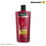 شامپو کراتینه ترزمه قرمز اصل مدل Keratin Smooth از مبارزه با موخوره خسته شده اید؟ شامپو کراتینه ترزمه Tresemme با فرمولاسیون کراتین و روغن مارول به کنترل موهای وز شده بدون اینکه موها کدر به نظر برسند کمک می کند. این به شما کمک می کند تا موهایی ابریشمی و صاف داشته باشید که هنوز پر از حرکت طبیعی هستند. سیستم شامپو و نرم کننده صاف کراتینه. شامپو کنترل کننده موخوره، گره ها را باز می کند، درخشندگی را افزایش می دهد، نرمی و لطافت می بخشد و ریزش مو را کنترل می کند. فرمول حرفه ای با پروتئین های کراتین غنی شده است که به تقویت و صاف شدن کمک می کند، در حالی که روغن لوکس مارولا نرمی و درخشندگی را اضافه می کند که نتیجه مو بدون وز است که احساس ابریشمی و صاف و پر از حرکت طبیعی دارد. شامپو Keratin Smooth TRESemmé تا 72 ساعت کنترل موخوره را تضمین می کند. این شامپو کراتینه دارای پنج مزیت صاف کننده است در یک چارچوب برای مبارزه با موخوره، باز شدن گره ها، پشتیبانی از درخشش، عدم ساییدگی و قابلیت کنترل. متخصص با پروتئین های کراتین برای کمک به تقویت و صاف شدن بهبود یافته است. نتیجه آن داشتن  موهای بدون وز است که احساس می شود مخملی و صاف و پر از رشد شخصیت است. طرز استفاده از شامپو Keratin Smooth TRESemmé: در مرحله یک مقداری از شامپو کراتینه را روی موهای خیس بمالید و به آرامی پوست سر و ریشه ها را با نوک انگشتان ماساژ دهید. در مرحله دوم موها را تمیز کنید، موها را کاملا آبکشی کنید. در آخر، باید با استفاده از یک حوله نرم، آب اضافی مو را از بین ببرید. برای بهترین نتیجه هر روز از آن استفاده کنید.