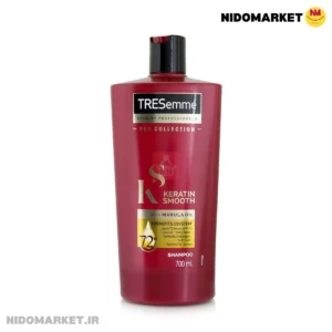 شامپو کراتینه ترزمه قرمز اصل مدل Keratin Smooth از مبارزه با موخوره خسته شده اید؟ شامپو کراتینه ترزمه Tresemme با فرمولاسیون کراتین و روغن مارول به کنترل موهای وز شده بدون اینکه موها کدر به نظر برسند کمک می کند. این به شما کمک می کند تا موهایی ابریشمی و صاف داشته باشید که هنوز پر از حرکت طبیعی هستند. سیستم شامپو و نرم کننده صاف کراتینه. شامپو کنترل کننده موخوره، گره ها را باز می کند، درخشندگی را افزایش می دهد، نرمی و لطافت می بخشد و ریزش مو را کنترل می کند. فرمول حرفه ای با پروتئین های کراتین غنی شده است که به تقویت و صاف شدن کمک می کند، در حالی که روغن لوکس مارولا نرمی و درخشندگی را اضافه می کند که نتیجه مو بدون وز است که احساس ابریشمی و صاف و پر از حرکت طبیعی دارد. شامپو Keratin Smooth TRESemmé تا 72 ساعت کنترل موخوره را تضمین می کند. این شامپو کراتینه دارای پنج مزیت صاف کننده است در یک چارچوب برای مبارزه با موخوره، باز شدن گره ها، پشتیبانی از درخشش، عدم ساییدگی و قابلیت کنترل. متخصص با پروتئین های کراتین برای کمک به تقویت و صاف شدن بهبود یافته است. نتیجه آن داشتن  موهای بدون وز است که احساس می شود مخملی و صاف و پر از رشد شخصیت است. طرز استفاده از شامپو Keratin Smooth TRESemmé: در مرحله یک مقداری از شامپو کراتینه را روی موهای خیس بمالید و به آرامی پوست سر و ریشه ها را با نوک انگشتان ماساژ دهید. در مرحله دوم موها را تمیز کنید، موها را کاملا آبکشی کنید. در آخر، باید با استفاده از یک حوله نرم، آب اضافی مو را از بین ببرید. برای بهترین نتیجه هر روز از آن استفاده کنید.
