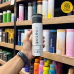 بسته بادی اسپری برندینی با رایحه آکوا دی جیو در دست فروشنده همراه با رنگ و شکل واقعی بسته‌بندی