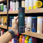 بسته بادی اسپری برندینی با رایحه آکوا در دست فروشنده همراه با رنگ و شکل واقعی بسته‌بندی