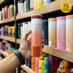 بسته بادی اسپری برندینی با رایحه باکارات روژ در دست فروشنده همراه با رنگ و شکل واقعی بسته‌بندی