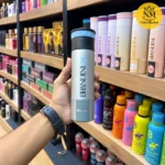بسته بادی اسپری برندینی با رایحه اینویکتوس در دست فروشنده همراه با رنگ و شکل واقعی بسته‌بندی