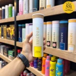 بسته بادی اسپری برندینی با رایحه زن در دست فروشنده همراه با رنگ و شکل واقعی بسته‌بندی