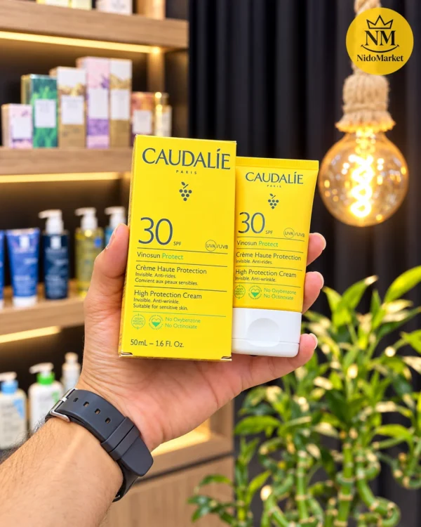بسته کرم ضدآفتاب وینوسان پروتکت کدلی از زاویه متفاوت همراه با شکل واقعی کرم ضدآفتاب SPF30