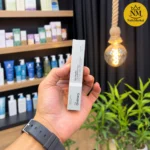 بسته سرم چندپپتیدی تراکم مو اوردینری در دست فروشنده همراه با رنگ و شکل واقعی بسته‌بندی