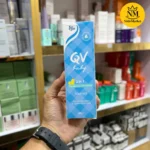 نمای جلوی بسته بندی شامپو و نرم کننده کودک کیووی QV Baby 2 in 1 حجم 200 گرم با فرمول بدون اشک