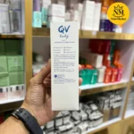 تصویر پشت بسته بندی شامپو و نرم کننده کودک کیووی QV Baby حجم 200 گرم شامل ویژگی های محصول، دستور مصرف و هشدارها